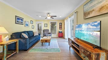 Signature-talo, näköala lahdelle | Olohuone | 50–tuumainen äly-TV, jossa digitaalikanavat