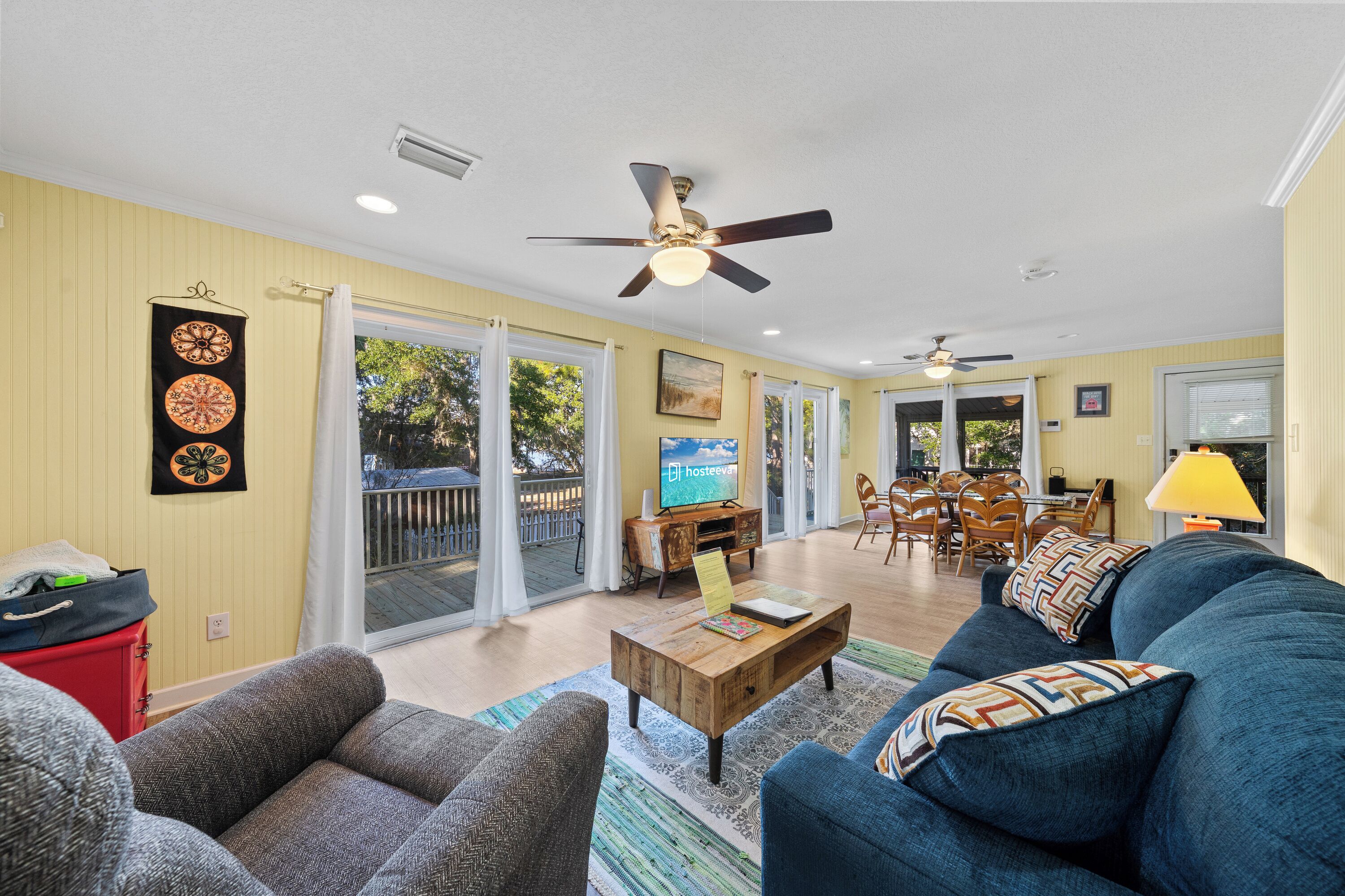 Signature-talo, näköala lahdelle | Olohuone | 50–tuumainen äly-TV, jossa digitaalikanavat