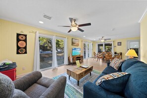 Maison Signature, vue baie | Salle de séjour | TV connectée de 50 pouces avec chaînes numériques