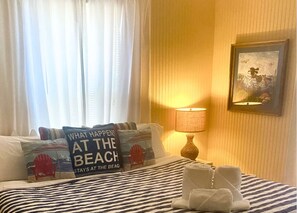 Casa destacada, vistes a la badia | Decoració individual, mobiliari individual i planxa i posts de planxar 