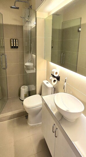 Doccia, bidet, asciugamani, sapone