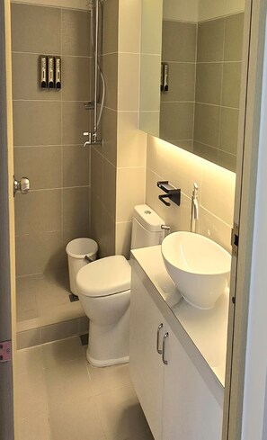 Doccia, bidet, asciugamani, sapone