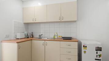 Een koelkast, een microgolfoven, een broodrooster