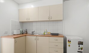 Een koelkast, een microgolfoven, een broodrooster