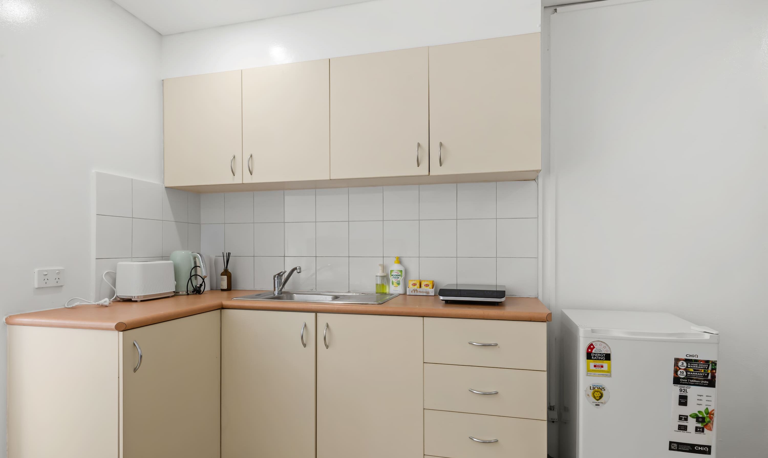 Refrigerador, microondas, tostadora y utensilios de cocina 