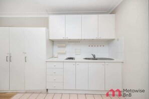 Réfrigérateur, micro-ondes, bouilloire électrique, grille-pain