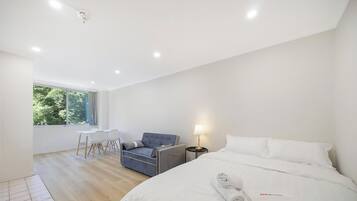 1 slaapkamer, een strijkplank/strijkijzer, wifi, beddengoed