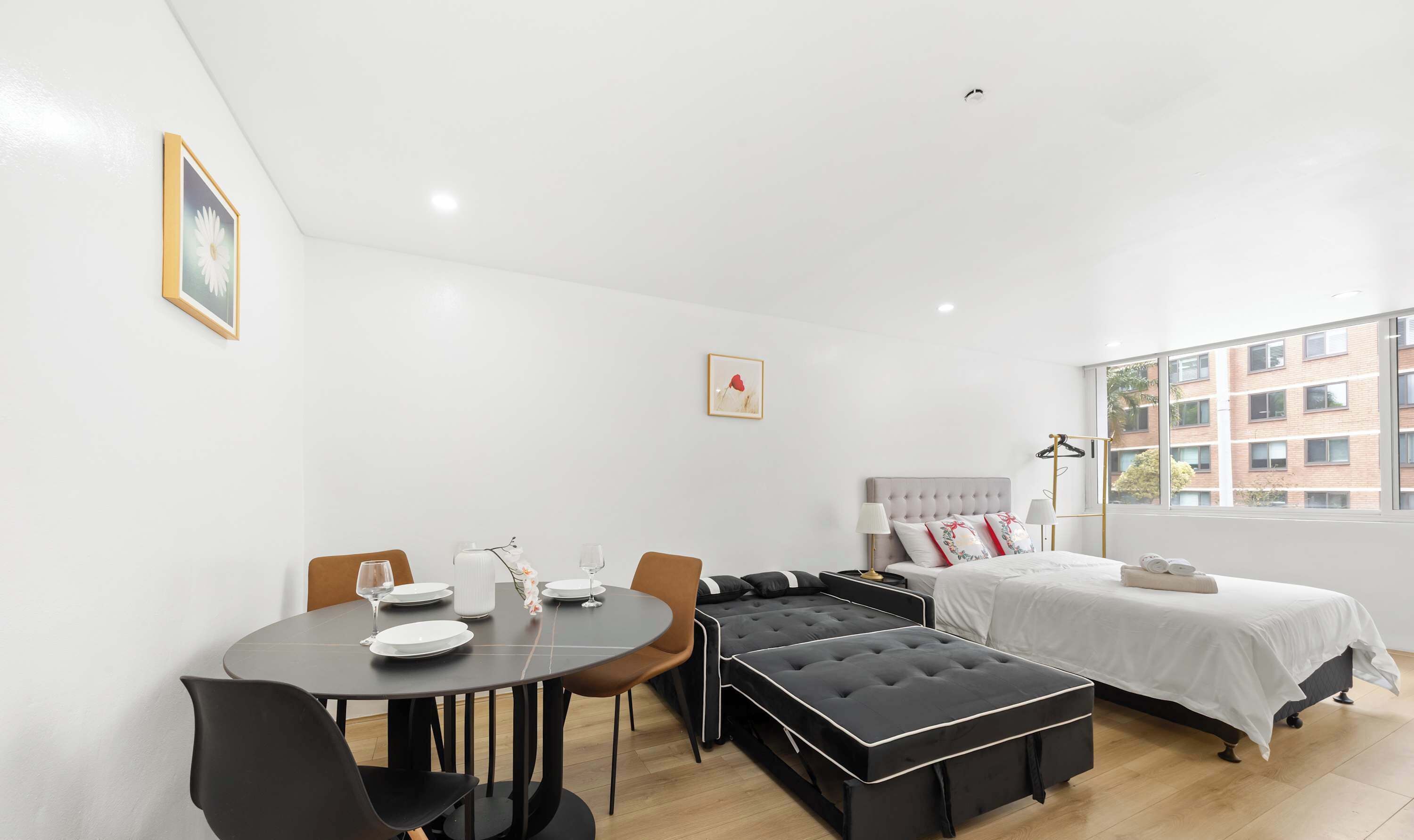 Tabla de planchar con plancha, wifi y ropa de cama 