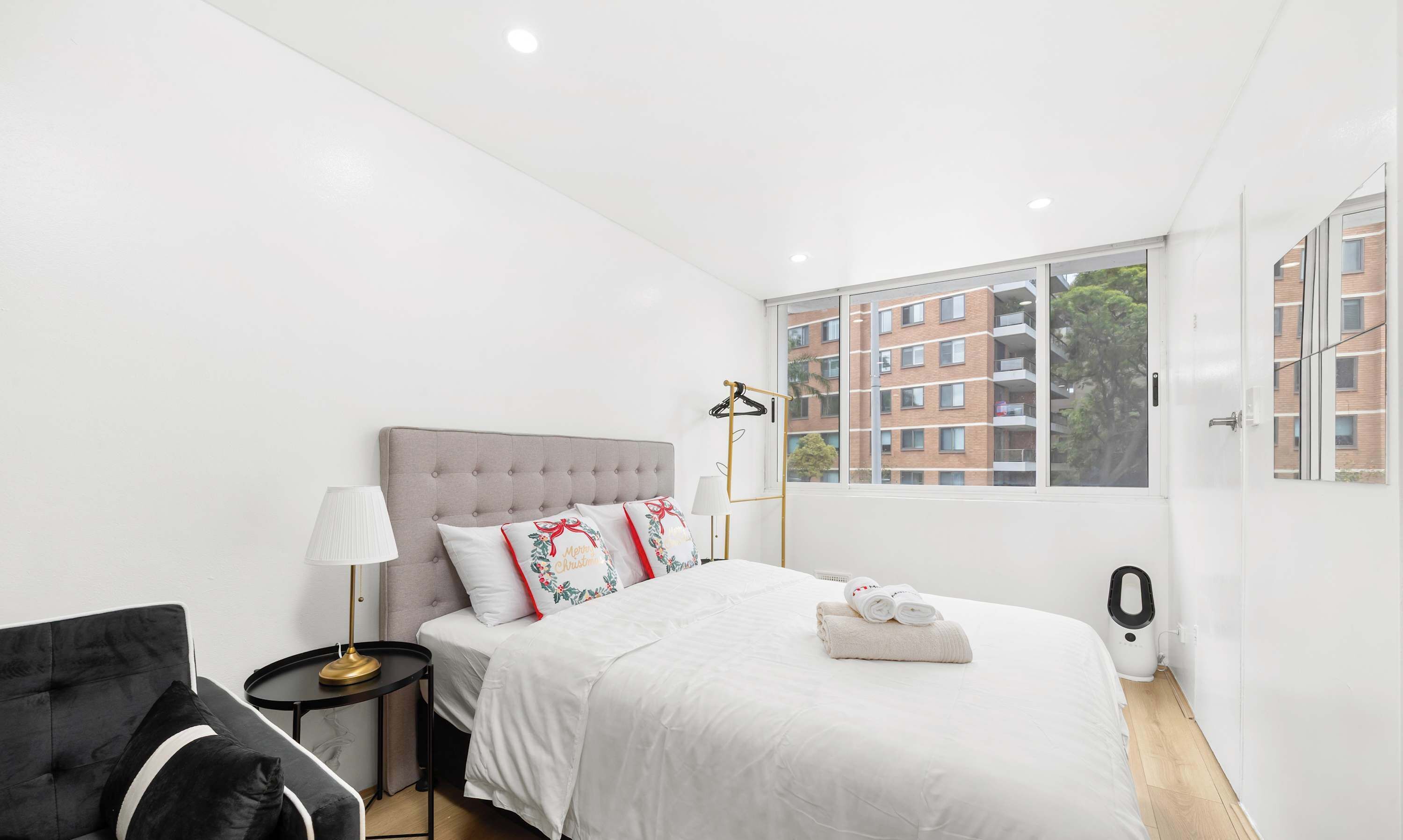 Tabla de planchar con plancha, wifi y ropa de cama 