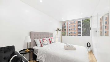 Tabla de planchar con plancha, wifi y ropa de cama