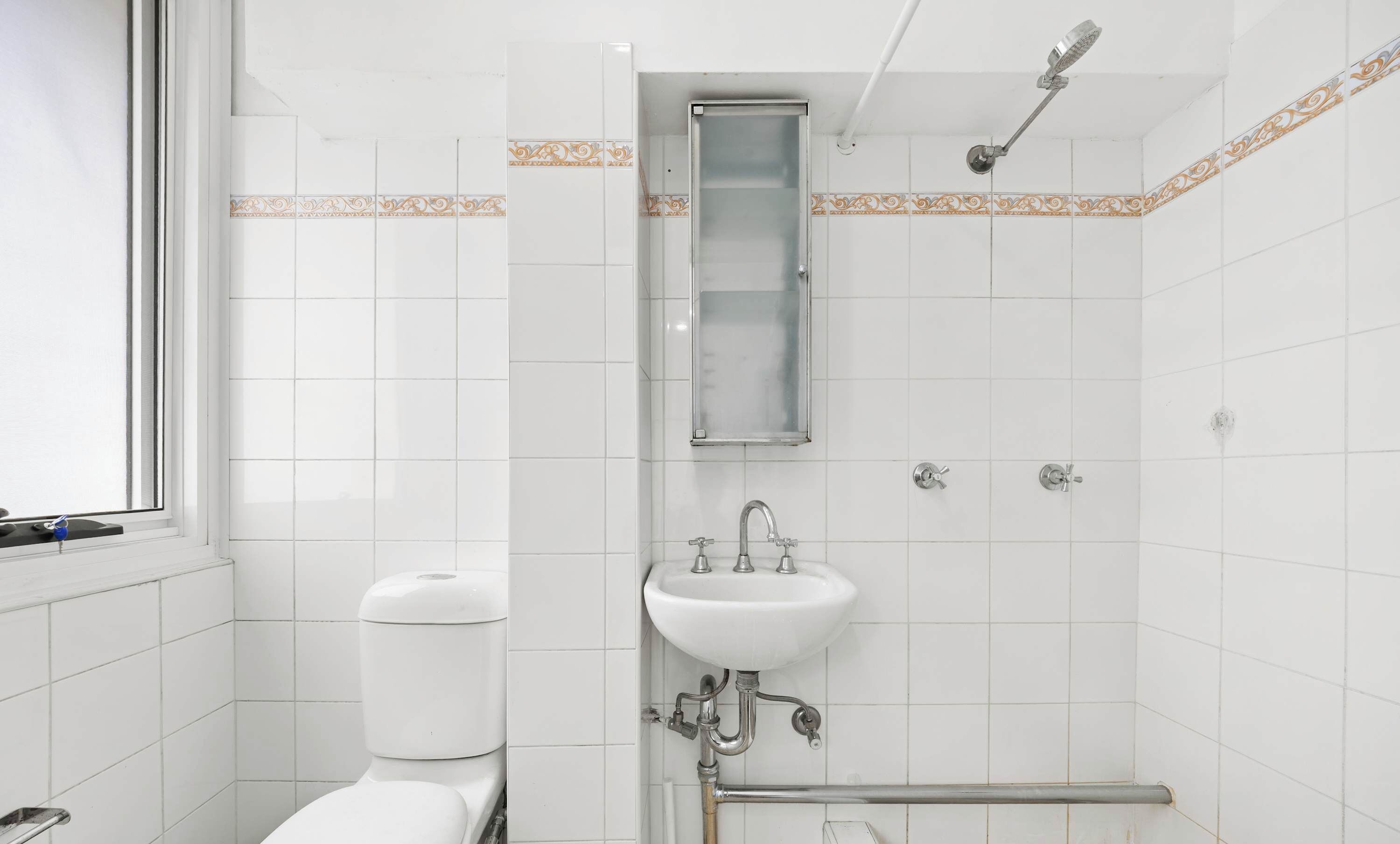 Regadera, secadora de cabello, toallas 