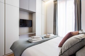 Apartment | 2 bedrooms, laptop workspace, iron/ironing board, bed sheets - Elegant Apartment - 2br/6p - Porte Saint-denis (Paris)