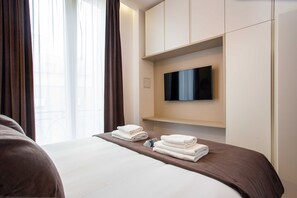 Apartment | 2 bedrooms, laptop workspace, iron/ironing board, bed sheets - Elegant Apartment - 2br/6p - Porte Saint-denis (Paris)