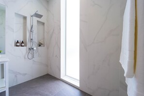 Villa, 4 Schlafzimmer, eigener Pool, Poolblick | Badezimmer | Dusche, Haartrockner, Handtücher, Toilettenpapier