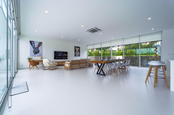 المنشأة من الداخل