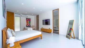 Huvila, 4 makuuhuonetta, yksityinen uima-allas, näköala uima-altaalle | Tallelokero huoneessa, pimennysverhot, silitysrauta/-lauta