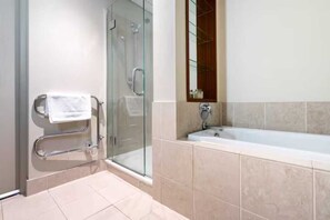 Een haardroger, een bidet, handdoeken, zeep