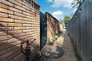 Property grounds - Montrose Dream Suite 05, Downtown, Med Center (Houston)