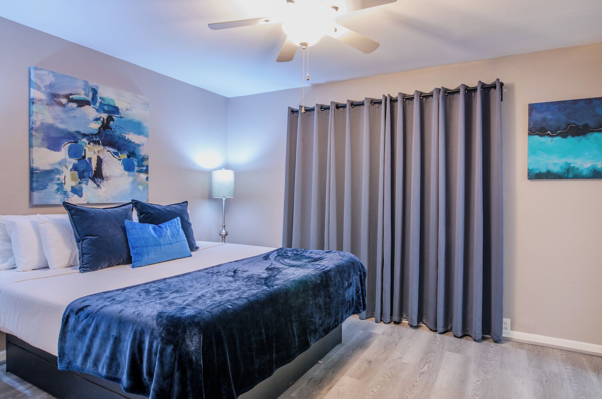 1 slaapkamer, een bureau, een strijkplank/strijkijzer, reisbedje