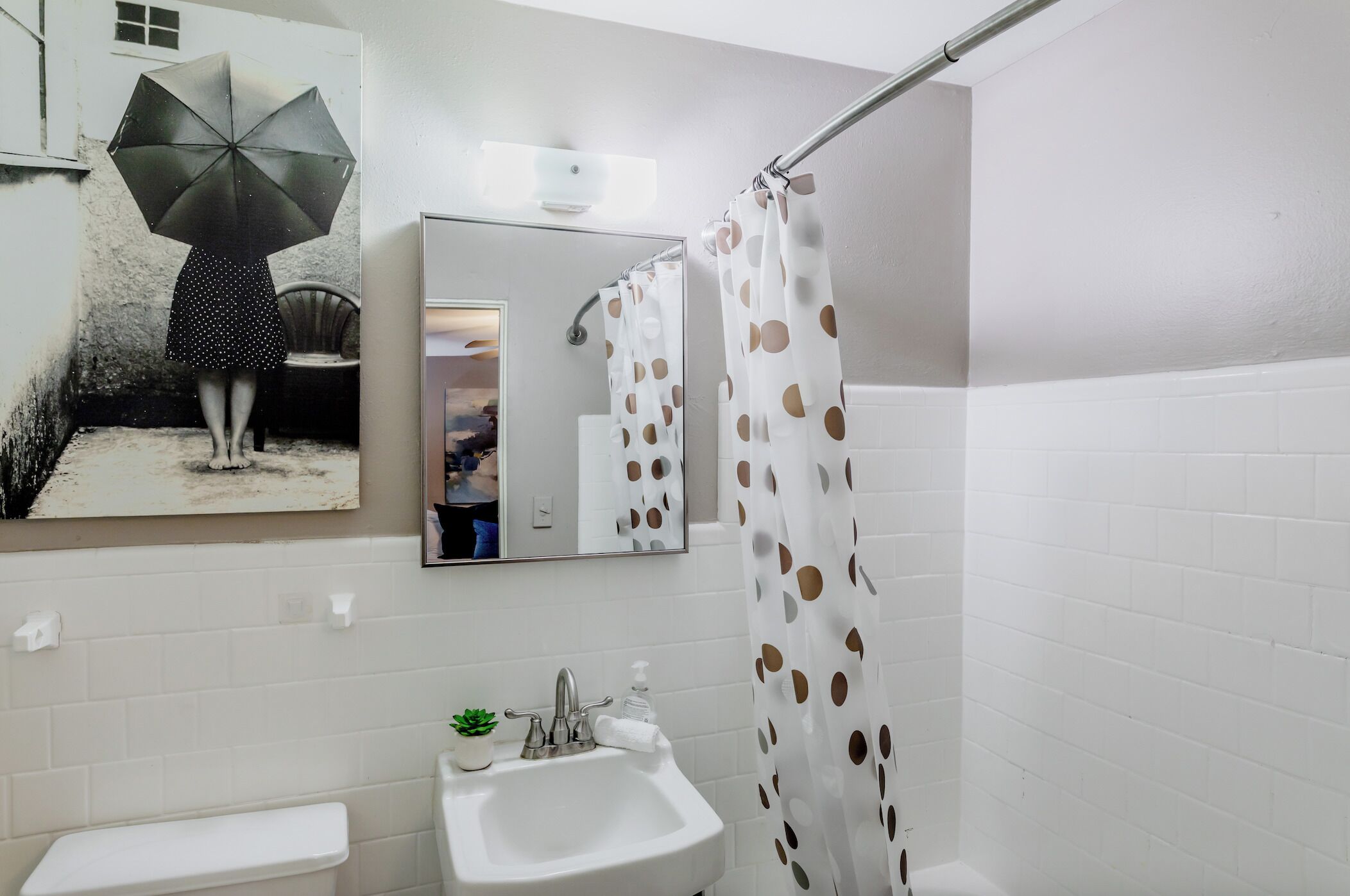 Milieuvriendelijke toiletartikelen, een haardroger, handdoeken, zeep