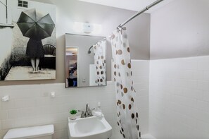 Amenidades de baño ecológicas, secadora de cabello, toallas, jabón 