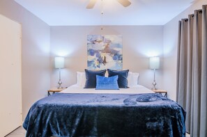 1 habitación, escritorio, tabla de planchar con plancha y cuna de viaje 