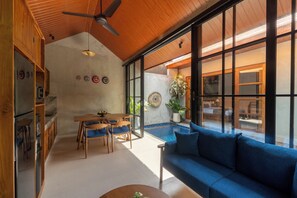 Familienvilla, 2 Schlafzimmer, Balkon, Poolblick | Wohnbereich | 42-Zoll-LED-Fernseher mit Digitalempfang, Arbeitsbereiche