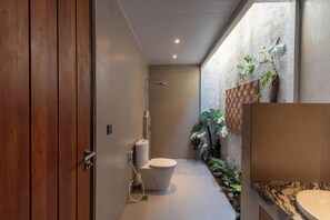 Family Villa, 2 Bedrooms, Balcony, Pool View | Bathroom | Shower, hair dryer, towels, soap - Derekun Ubud (Ubud)