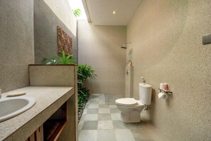 Villa, 1 Bedroom, Balcony, Garden Area | Bathroom | Shower, hair dryer, towels, soap - Derekun Ubud (Ubud)
