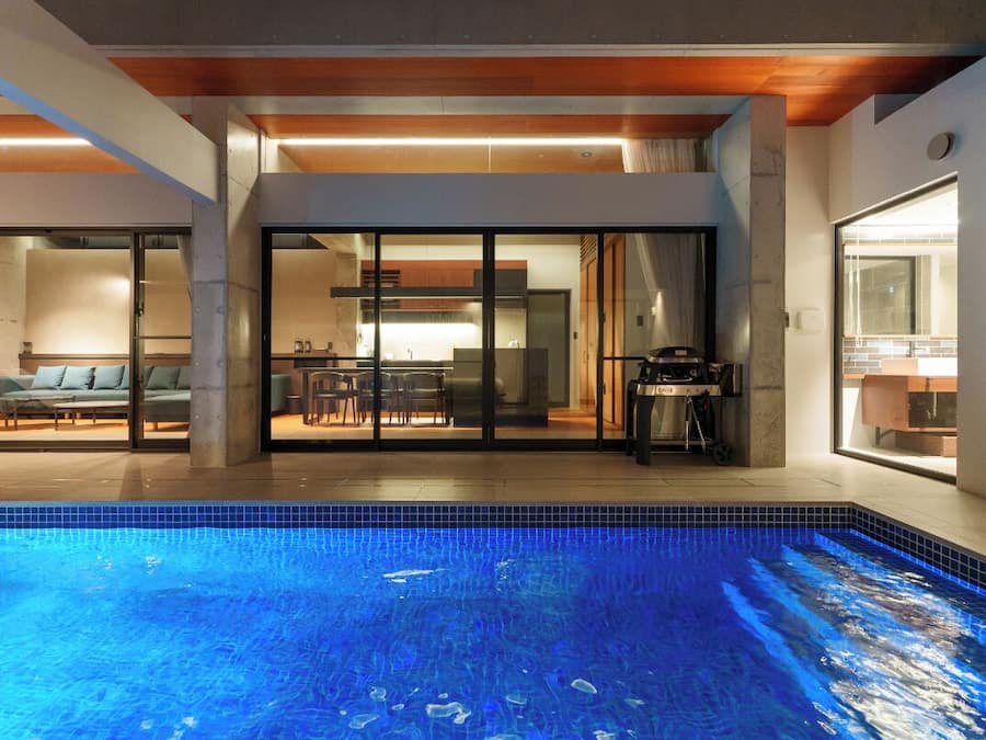 8 outdoor pools