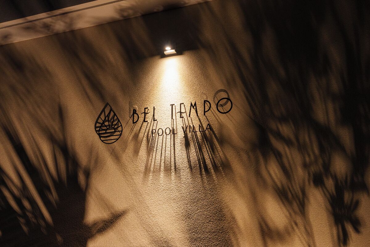 Una pared con el texto "BEL TEMPO" y un logotipo.