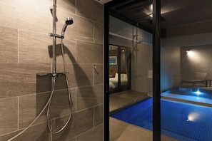 Villa, vue piscine | Salle de bain | Chaussons