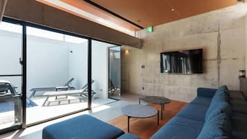 Villa, vista a la alberca | Área de sala de estar | Televisión de pantalla plana