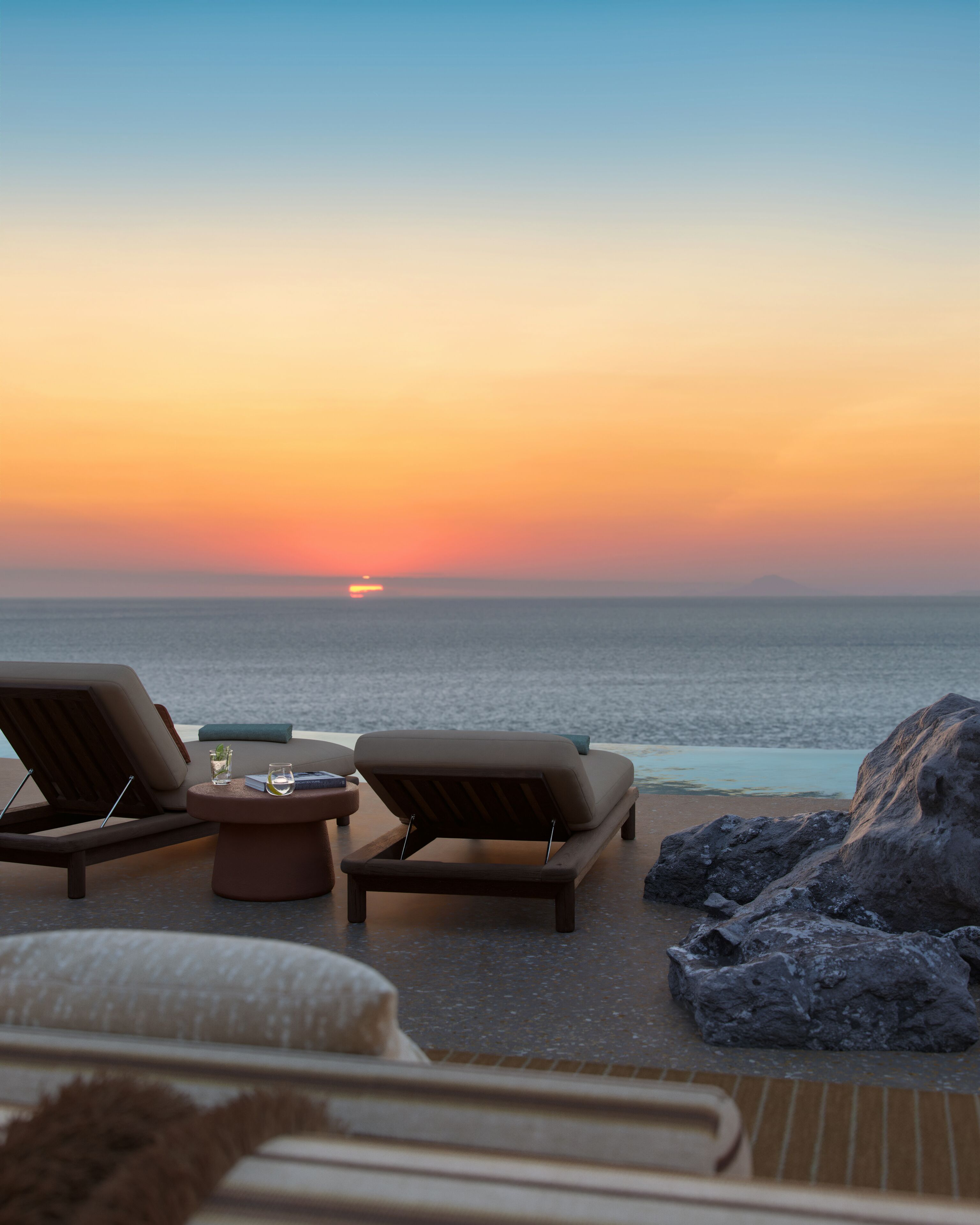 室內游泳池和季節性室外游泳池，開放時間為 07:30 至 22:30，提供泳池遮陽傘和日光浴躺椅