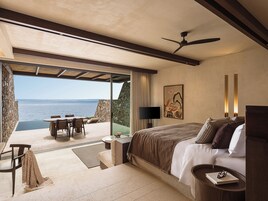 Horizon Suite with Private Heated Pool | Ropa de cama de alta calidad, minibar, caja fuerte y escritorio