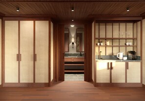 Een traditioneel Japans interieur met schuifdeuren, een keuken met aanrecht en een hanglamp.