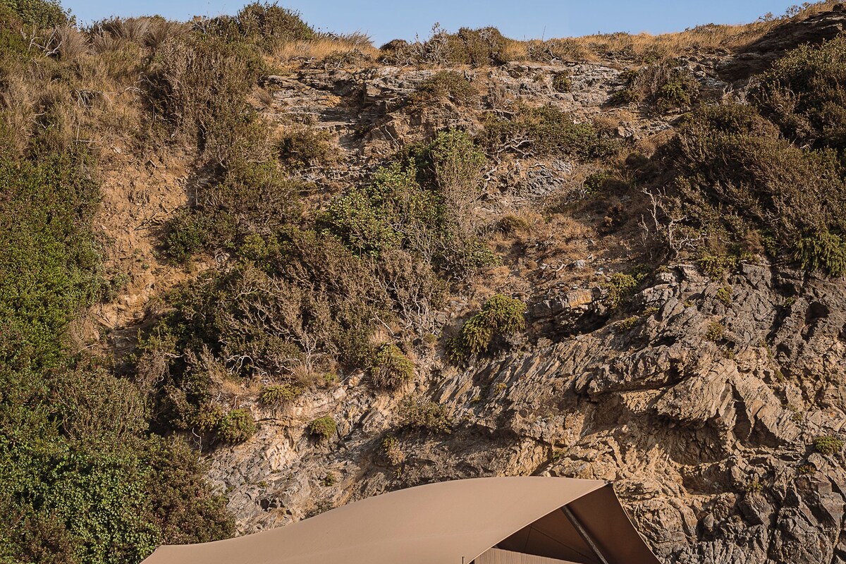 Cliffside Tented Pavilion | Kaliteli yatak takımı, minibar, odada kasa, masa 