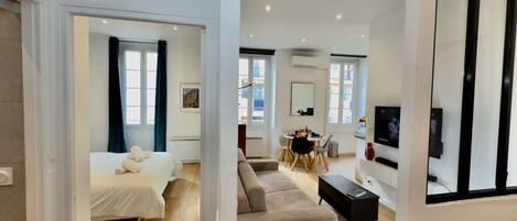 1 dormitorio, escritorio, tabla de planchar con plancha y wifi