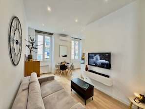 TV - Port of Nice – Modern, air-conditioned apartment, a stone's throw from the beaches and Old Nice (Nice)