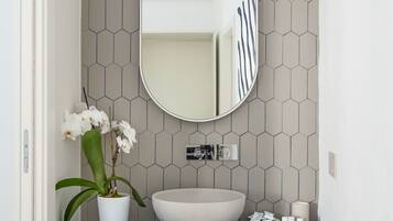 Doccia, asciugacapelli, bidet, asciugamani