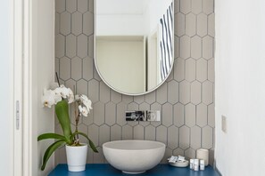 Dusche, Haartrockner, Bidet, Handtücher