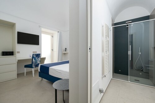 💎 Blu Sky Luxury Place – Deluxe Blue Room: Elegance, Comfort & Perfect Location between Beach and Train Station 🚉🌊