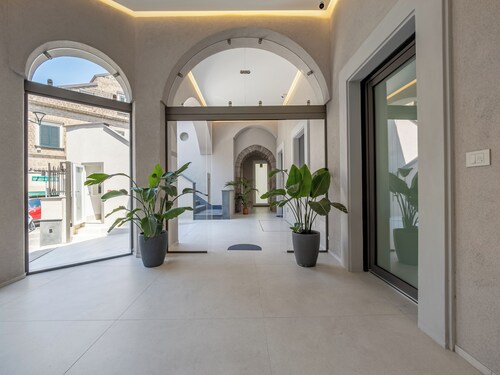 💎 Blu Sky Luxury Palace – DLX Room: Elegance & Comfort 🚉🌊