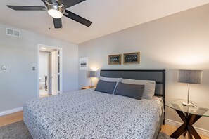 2 間睡房、熨斗/熨衫板