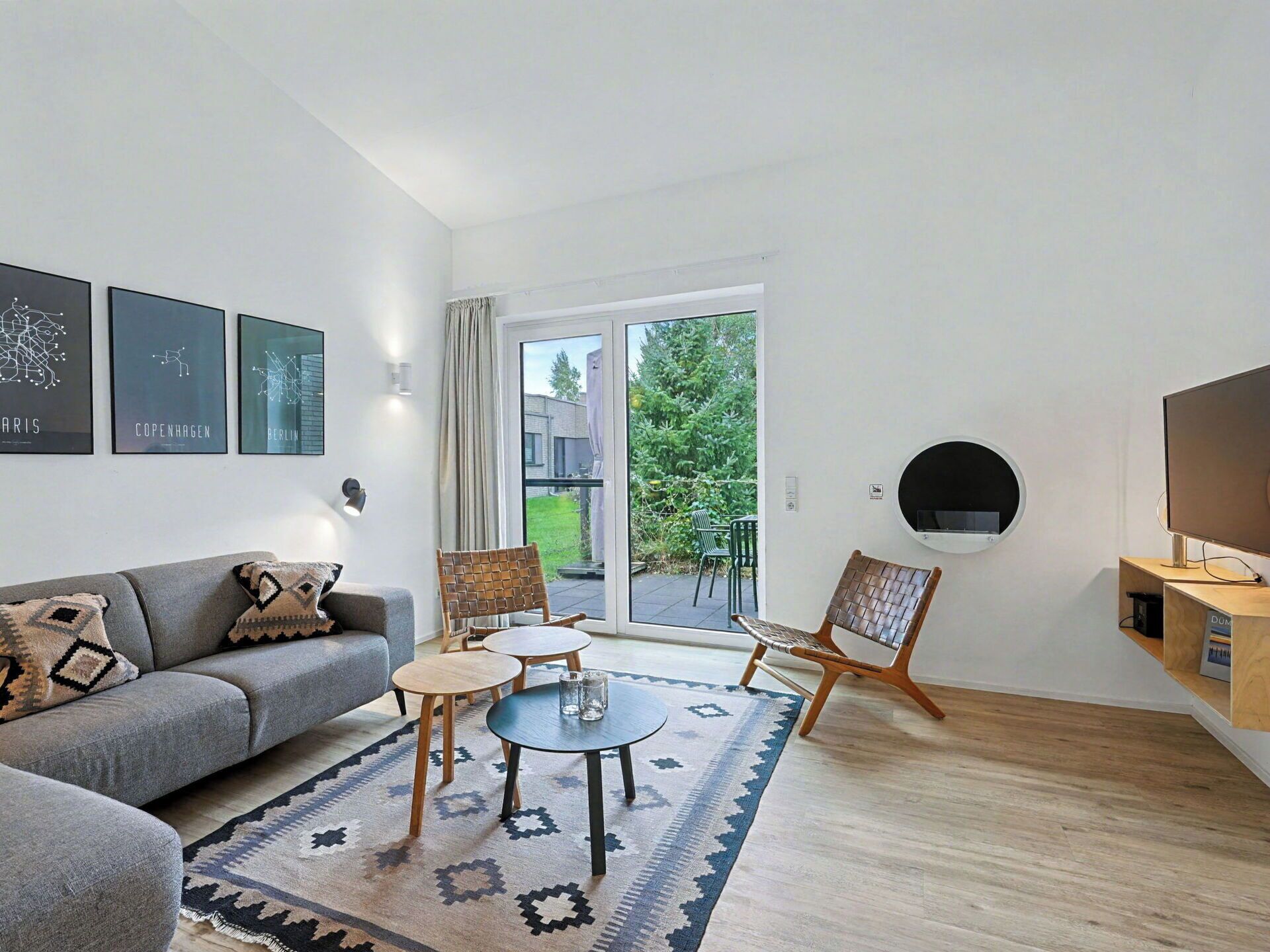 Flooring, Interior Design, Wand, Möbel, Holz, Fussboden, Wohnzimmer, Decke, Couch, Zuhause