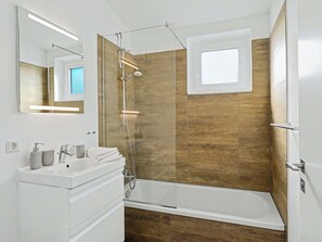 Bathroom - Beautiful private villa for 8 guests with pool, hot tub, WIFI, TV and terrace (Diepholz)