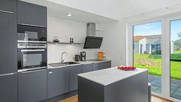 Een microgolfoven, een oven, een vaatwasser, een kinderstoel