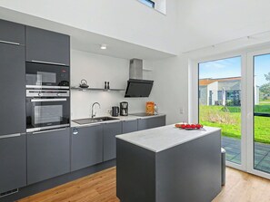 Een microgolfoven, een oven, een vaatwasser, een kinderstoel