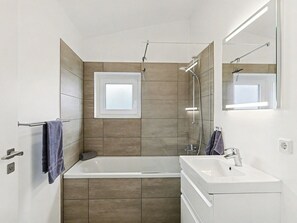 Bathroom - Beautiful private villa for 10 guests with hot tub, pool, WIFI, TV, terrace and pets allowed (Diepholz)