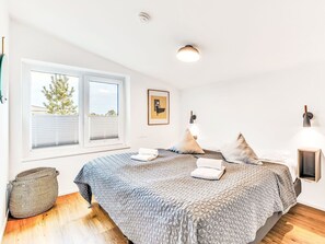 Travel crib, free WiFi